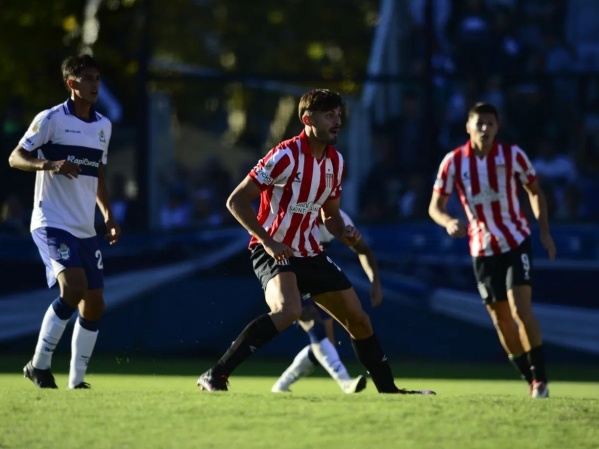 Un futbolista de Gimnasia y otro de Estudiantes pelean para ser refuerzos de un mismo club