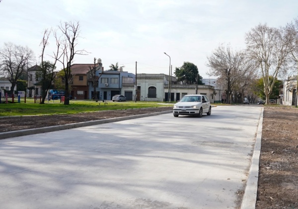 Se concretó la apertura de las calles 35 y 33 entre 120 y 120 bis con asfalto de hormigón para mejorar la circulación