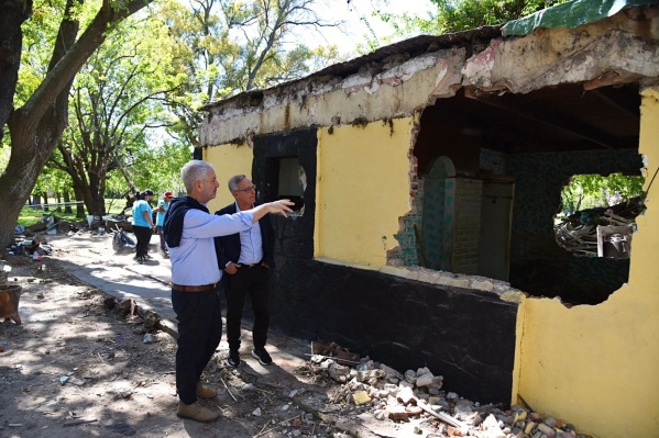 Demolieron la casa usurpada y abandonada del Parque San Martín