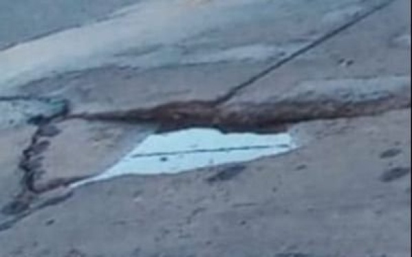 "Es un cráter que ya rompió varios autos": en Los Hornos reclaman por los pozos de una calle