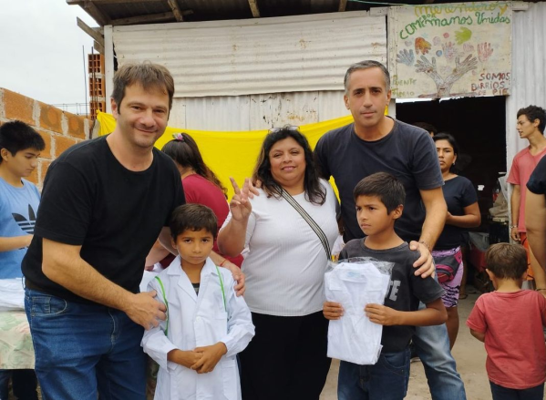 Javier García entregó kits escolares a chicos de Altos de San Lorenzo: "Necesitamos que seamos solidarios"