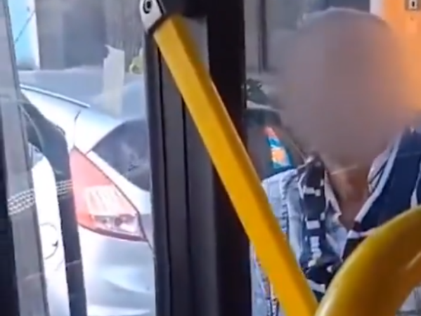 "Te voy a matar": quer&iacute;a viajar sin pagar, le cerraron la puerta y explot&oacute; con amenazas y golpes en 7 y 33