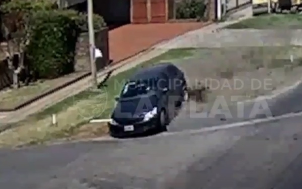 Por un auto que cruzó en rojo, casi se desata una tragedia sobre Camino Centenario