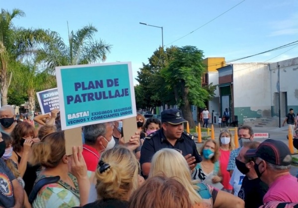 Vecinos y comerciantes de Los Hornos exigen un nuevo destacamento y entregarán un petitorio a la Comisaría Tercera
