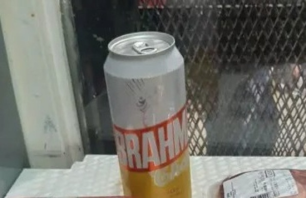 Querían hacer "la previa": dos hombres quedaron detenidos en La Plata por robar una lata de cerveza y una bolsita de maní