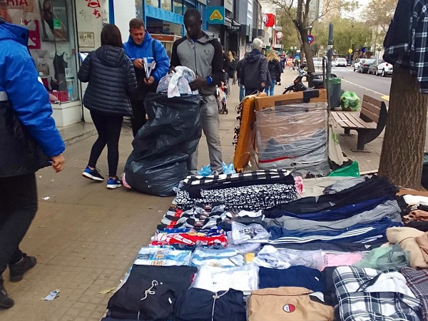 Contin&uacute;a la intimaci&oacute;n a los vendedores ambulantes para que regularicen su actividad