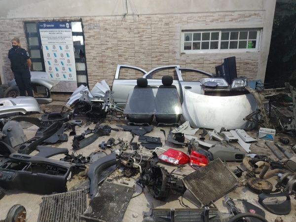 Allanaron una casa en Romero y descubrieron un desarmadero de autos