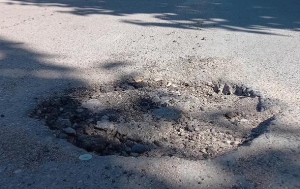 Vecinos de Los Hornos piden mejoras en una calle porque “nadie aparece para arreglar los pozos”