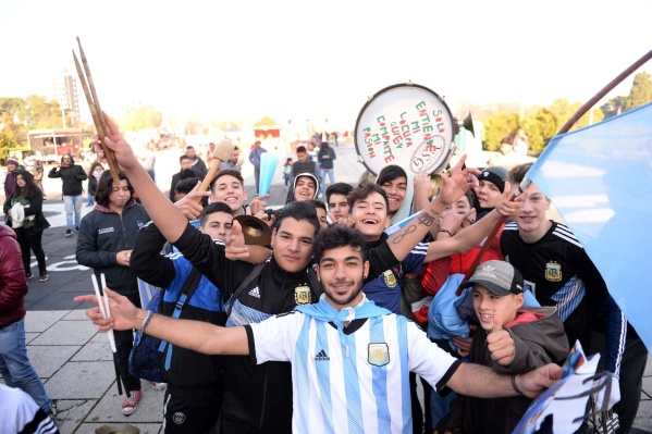 El Municipio de La Plata prepara el primer día del Fan Fest en Plaza Moreno con música, gastronomía y actividades deportivas