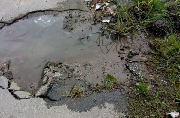 En Los Hornos reclaman por un pozo al borde de una calle que se encuentra lleno de agua