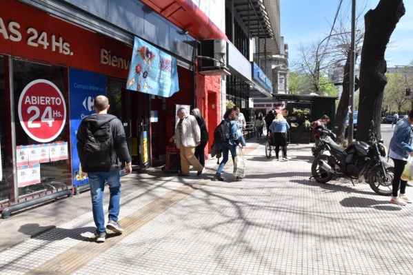 Los comerciantes del centro platense están satisfechos tras la relocalización de la venta ambulante