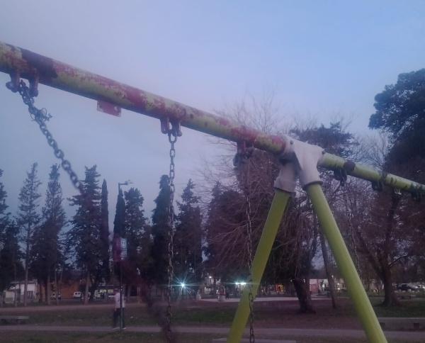 En Los Hornos alertaron por el mal estado de una hamaca "atada con alambres"