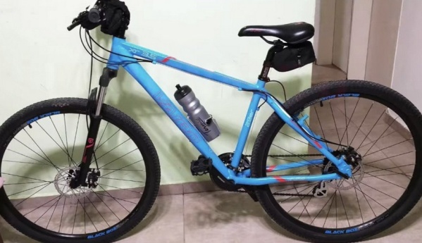 Le robaron la bicicleta en City Bell y ahora intenta localizarla: el delincuente qued&oacute; filmado