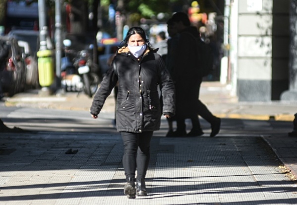 Se vino el frío: los platenses amanecieron con bajas temperaturas y mucho abrigo