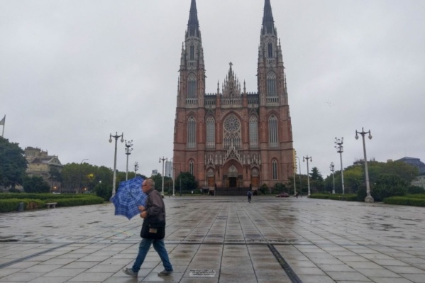La Plata contin&uacute;a en "Riesgo Amarillo" por fuertes r&aacute;gafas