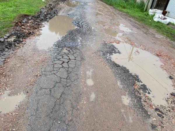 Camiones de cantera circulan por calles no autorizadas y deterioran aún más la calle 618