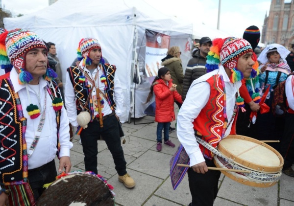 “La Plata Celebra Perú Vive”: la comunidad peruana realiza un festival en Plaza Moreno con shows, comida y desfiles