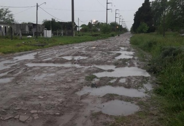 Vecinos de Los Hornos reclaman por la calle 167: "Figura como asfaltada pero no se puede entrar y salir si llueve"