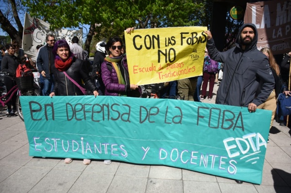 Marcha de docentes y estudiantes de escuelas artísticas en La Plata: "Es un ataque a los puestos de trabajo"