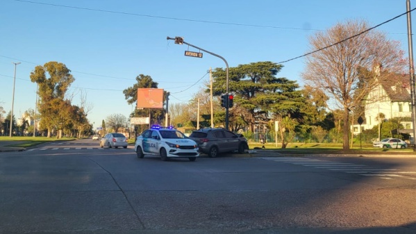 Un auto que circulaba a gran velocidad despistó e impactó contra un semáforo en La Plata