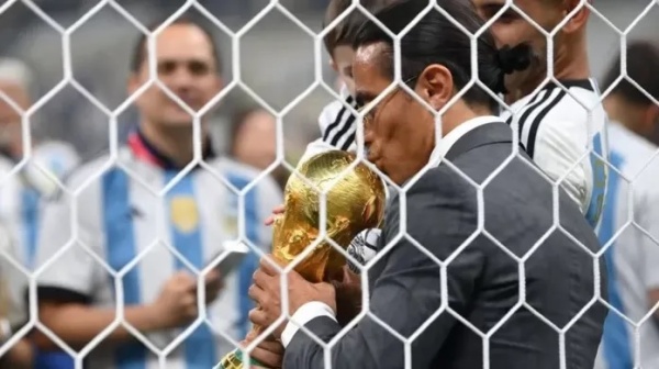 La FIFA investiga al chef "Salt Bae" por ingresar al campo de juego y posar con la Copa del Mundo tras la victoria argentina