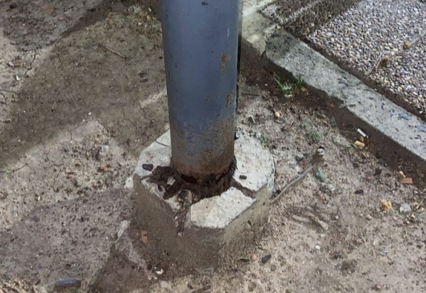 Vecinos de 4 y 53 mostraron con preocupaci&oacute;n los postes de la zona: "Este es el estado en el que se encuentran"