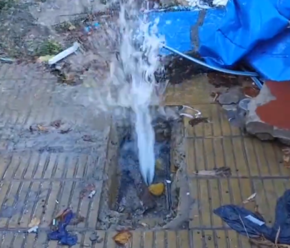 Un caño roto preocupa a los vecinos de Barrio Hipódromo por inconvenientes en el servicio de agua
