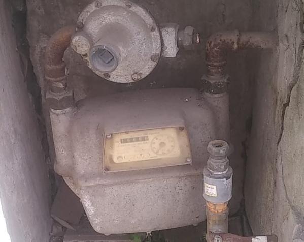 Bronca vecinal por el robo de bronce en Villa Elvira: enrejaron los medidores