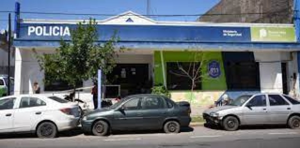 Le robaron a unos nenes en Los Hornos, una vecina persiguió al delincuente y ahora busca a las víctimas