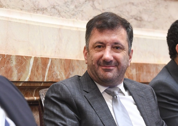 Demoraron en Paraguay al senador peronista que votó la Ley Bases, Edgardo Kueider: llevaba más de 200 mil dólares