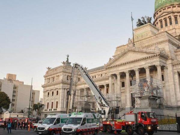 Tensi&oacute;n en el congreso: amplio operativo para rescatar a un hombre que amenazaba con tirarse desde el andamio