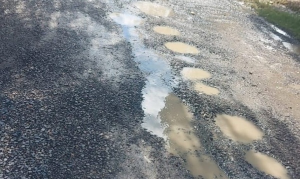 Vecinos de Los Hornos reclaman por los pozos que se generan en la calle por una pérdida de agua