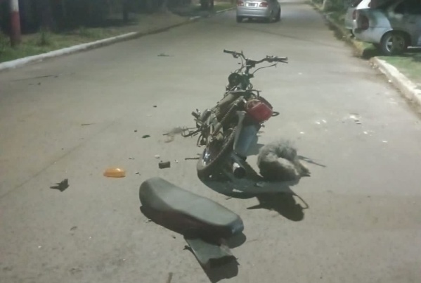 Iban en una moto robada, los chocó un remis en Ensenada y uno está prófugo