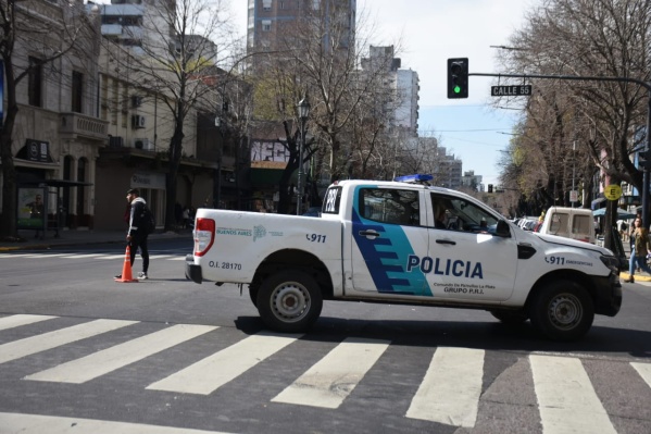 Una embarazada fue atropellada en el centro de La Plata: la moto habría cruzado en rojo