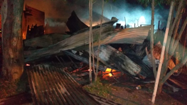 Una mujer perdió todo en un terrible incendio: "Mi mamá logró salir de milagro"