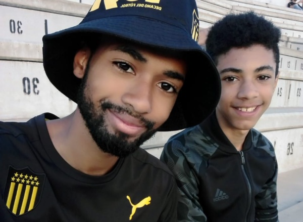 “Tuve miedo”: cartero y cervecero, el uruguayo que pasó una Navidad en La Plata, se enamoró y se hizo un poco pincha