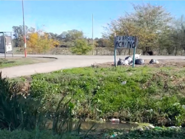 En 159 y 60 reclamaron por la basura acumulada y las zanjas tapadas