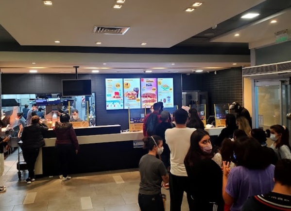 Tensi&oacute;n y miedo dentro de una hamburgueser&iacute;a en pleno centro de La Plata: los empleados activaron el pulsador de asalto