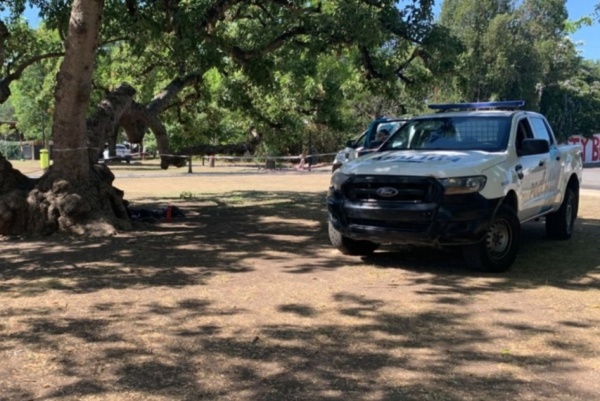 Encontraron a un hombre con un tiro en la cabeza en una plaza de City Bell: habría mandado una carta de despedida