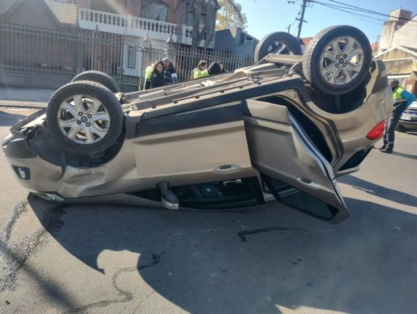 Choc&oacute; contra autos estacionados y termin&oacute; volcando con su camioneta