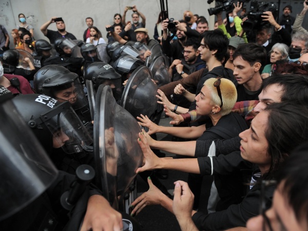 Uno de los detenidos por los incidentes en el INCAA es estudiante de La Plata: "Fue una protesta pacífica"