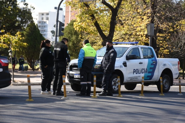 Un motociclista atropelló a una mujer en pleno centro de La Plata