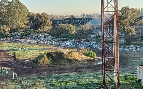 Vecinos de Barrio Hipódromo reclaman por un enorme basural a cielo abierto