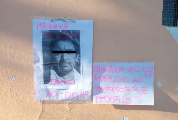 Denunciaron a un profesor platense por abuso y quieren lincharlo: "Invitaba a los nenes a su casa y la directora lo cubre"