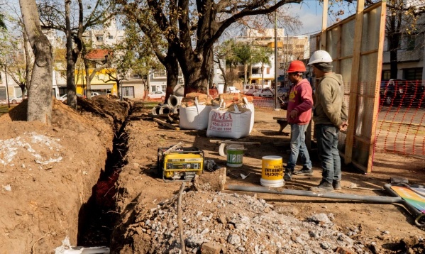 Una importante obra hidráulica se lleva adelante en Plaza España para facilitar el pasaje del agua en días de lluvia