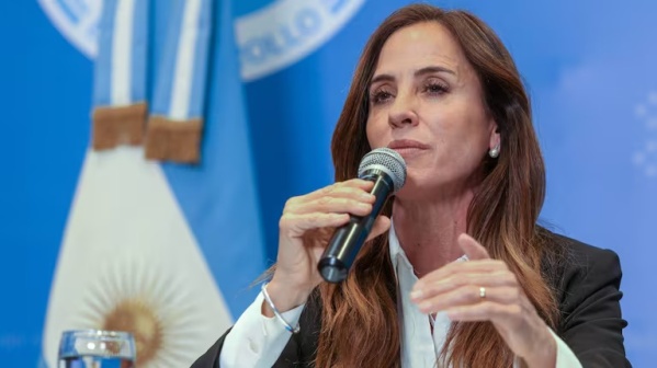 Victoria Tolosa Paz se solidarizó con Manes y criticó a Milei: “Frene a tiempo a la pequeña horda de secuaces que lo rodean"
