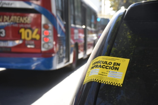 Primer día sin estacionamiento en dos cuadras de calle 54: varios autos ya fueron multados