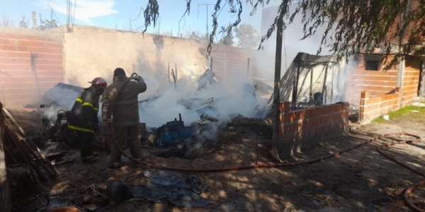 Un trágico hecho dejó a una familia sin nada y provocó la muerte de sus mascotas