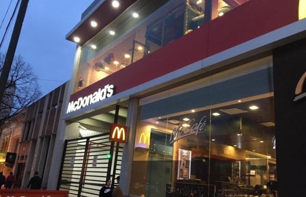 Un hombre fue detenido tras destrozar la entrada de una reconocida cadena de hamburguesas en La Plata