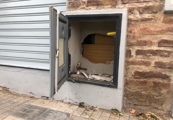 Hicieron un boquete en el medidor de gas e ingresaron a robar en un conocido comercio de uniformes platense